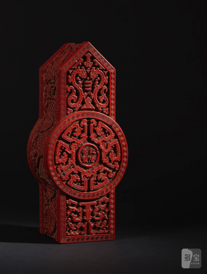 MAGNIFIQUE ET IMPORTANTE BOÎTE IMPÉRIALE EN LAQUE ROUGE SCULPTÉE - 图2
